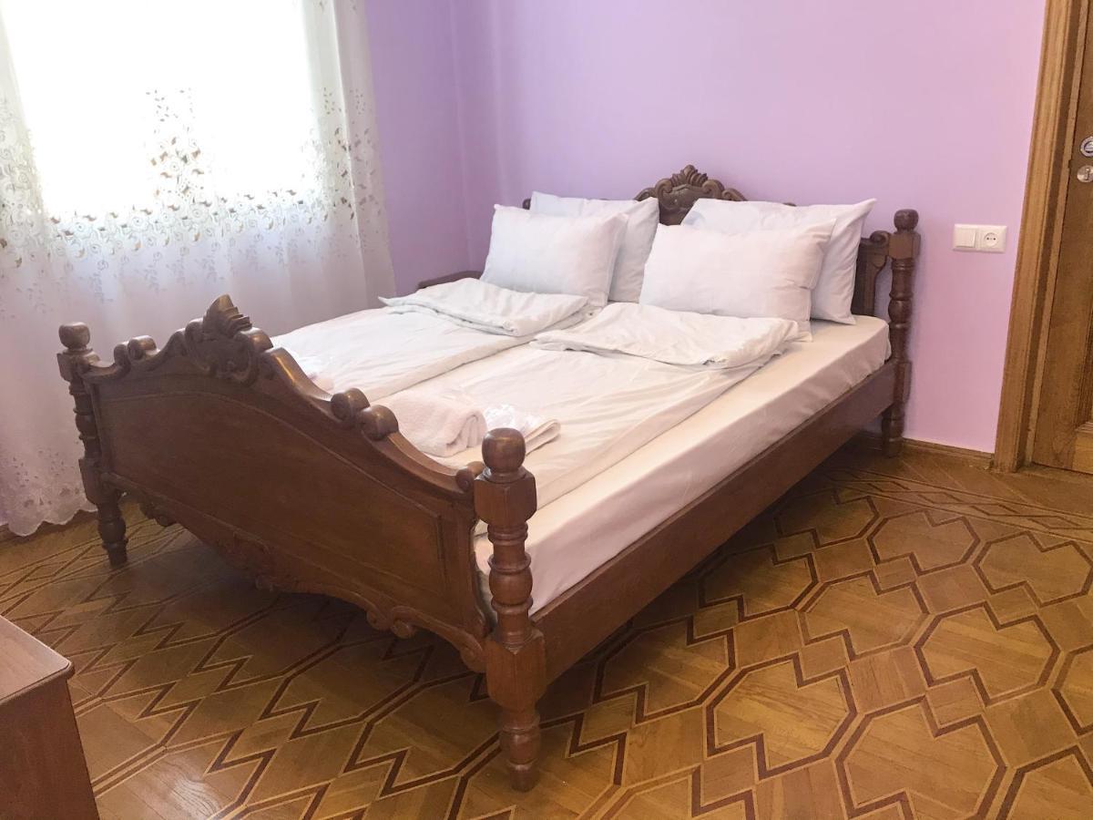 Wooden Museum Hotel Kutaisi Exterior photo